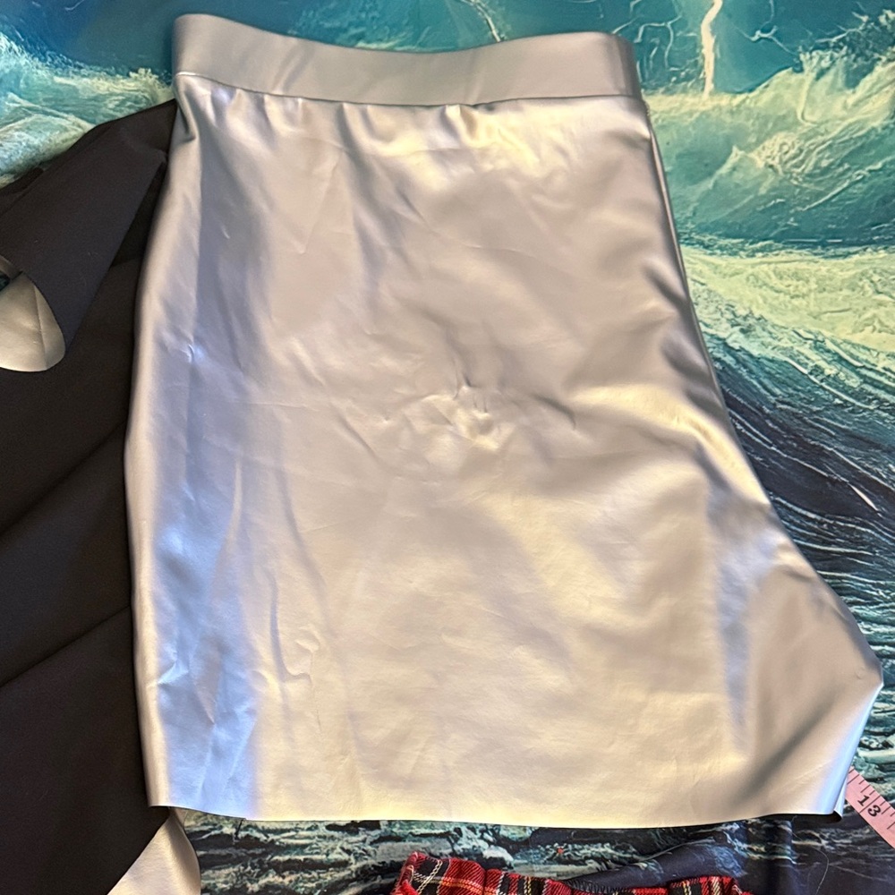 Metallic Silver Women’s Ruffle Hem Shorts - Picture 3 of 5